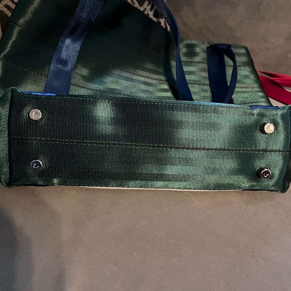Harvey’s Large Disney Winter Wonderland Tote - Green and Red - Picture 5 of 7